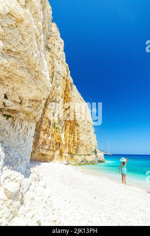 Frau, die die weißen Kalksteinfelsen am Fteri-Strand, Kefalonia, Ionische Inseln, griechische Inseln, Griechenland bewundert, Europa Stockfoto