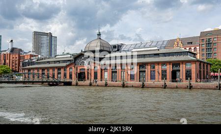 Die historische Fischauktionshalle, die heute als Veranstaltungsort im Hafen genutzt wird. Stockfoto