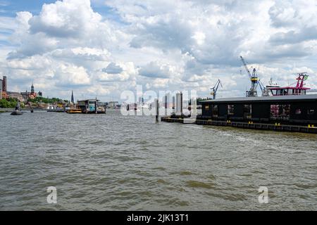 Meeresblick entlang der Elbe bis zur Elbphilharmonie im Hamburger Hafen Stockfoto