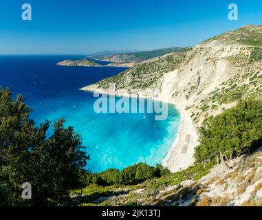 Blick auf den idyllischen Strand von Myrtos, der von kristallklaren Wellen gespült wird, Kefalonia, Ionische Inseln, griechische Inseln, Griechenland, Europa Stockfoto