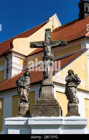 Milotice, Tschechische Republik - Juli 7 - Allerheiligen-Kirche - kleiner Kalvarienberg auf der einzigartigen Kirchenmauer in Milotice Stockfoto