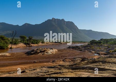 Ewaso Ng'iro Fluss fließt durch Shaba Game Reserve, Samburu National Park, Kenia Stockfoto