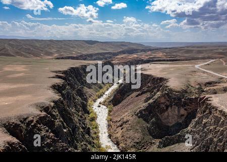 Luftaufnahme der Charyn-Schlucht und des Flusses, Tian Shan, Kasachstan, Zentralasien, Asien Stockfoto