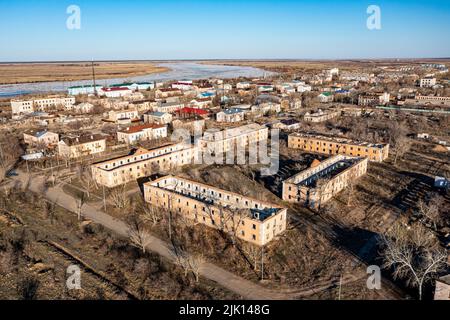Luftaufnahme der eingestürzten Gebäude in Kurtschatow, dem Stammsitz des Semipalatinsk Polygon, Kasachstan, Zentralasien, Asien Stockfoto