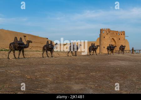 Karawanenstatuen aus Bronze, Siedlung Otrartobe, Turkistan, Kasachstan, Zentralasien, Asien Stockfoto