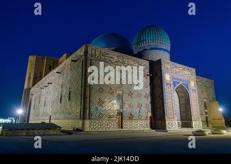 Nachtaufnahme des Mausoleums von Khoja Ahmed Yasawi, UNESCO-Weltkulturerbe, Turkistan, Kasachstan, Zentralasien, Asien Stockfoto