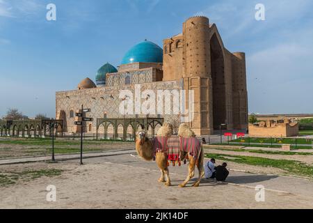 Baktrisches Kamel vor dem Mausoleum von Khoja Ahmed Yasawi, UNESCO-Weltkulturerbe, Turkistan, Kasachstan, Zentralasien, Asien Stockfoto