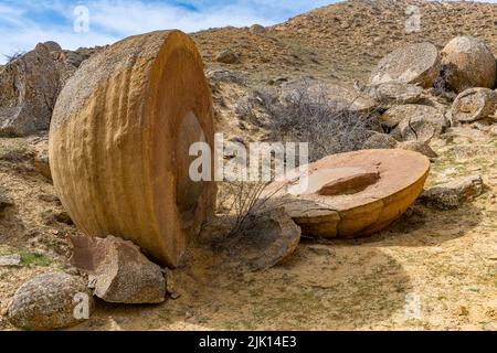 In zwei Hälften gemeißelt, Torysch (das Tal der Kugeln), Shetpe, Mangystau, Kasachstan, Zentralasien, Asien Stockfoto