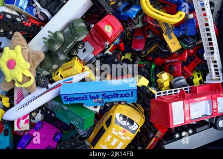 Verschiedene Plastikspielzeuge (Autos & Lastwagen) auf dem Flohmarkt in Hannover (Nr. 45) Stockfoto