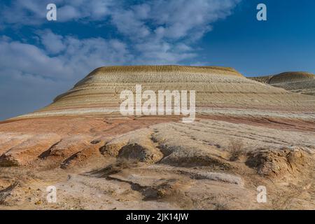 Mehrfarbige Sandsteinschichten, Kyzylkup, Mangystau, Kasachstan, Zentralasien, Asien Stockfoto