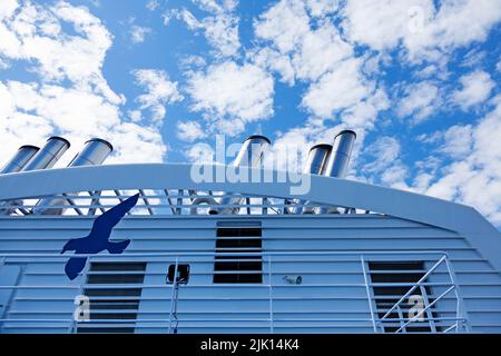 Vaasa, Finnland - 20. Juni 2022: Kamine auf der großen Passagierfähre im Hintergrund ein wunderschöner Sommerhimmel Stockfoto