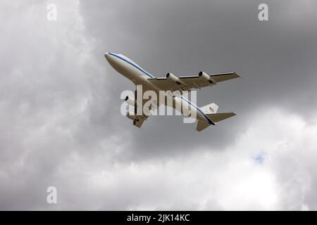 US Air Force Boeing E-4B Advanced Airborne Command Post „Nightwatch“-Flugzeug, das beim Royal International Air Tattoo 2022 einen Flipast durchführt Stockfoto