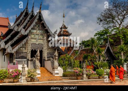 Mönche im Wat Lok Moli, Chiang Mai, Thailand, Südostasien, Asien Stockfoto