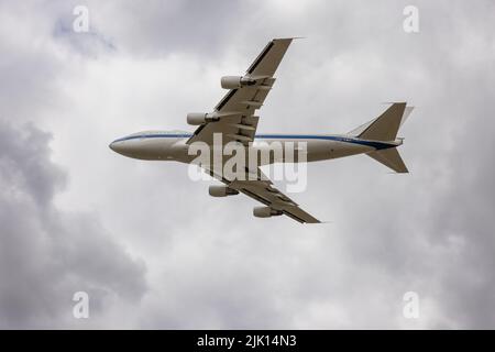 US Air Force Boeing E-4B Advanced Airborne Command Post „Nightwatch“-Flugzeug, das beim Royal International Air Tattoo 2022 einen Flipast durchführt Stockfoto