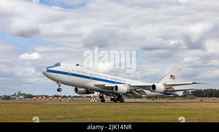 US Air Force Boeing E-4B Advanced Airborne Command Post „Nightwatch“-Flugzeug, das am 15.. Juli für den RIAT 2022 bei RAF Fairford landete Stockfoto