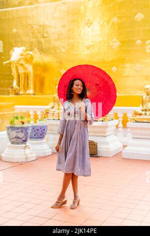 Frau im Wat Phra Singh Woramahawihan, Chiang Mai, Thailand, Südostasien, Asien Stockfoto