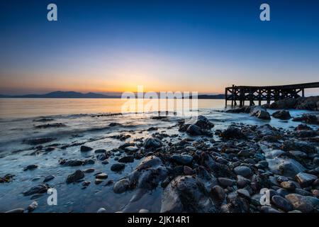 Portencross Beach und Pier, Isle of Arran im Hintergrund, Firth of Clyde, North Ayrshire, Schottland, Vereinigtes Königreich, Europa Stockfoto