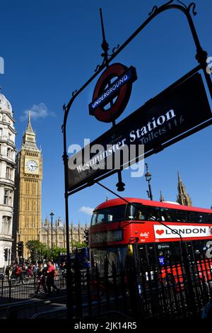 Ein roter Londoner Bus und Eingang zur Westminster U-Bahnstation, Big Ben (Elizabeth Tower) im Hintergrund, London, England, Großbritannien, Europa Stockfoto