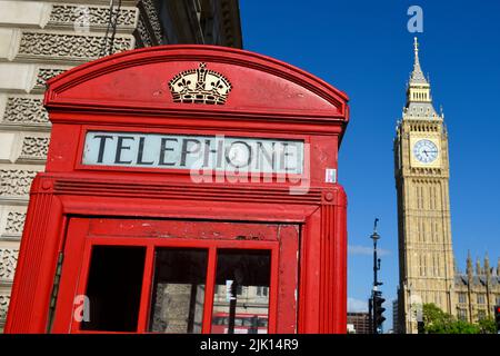 Ikonische rote Telefonbox mit Big Ben (Elizabeth Tower) im Hintergrund, Westminster, London, England, Vereinigtes Königreich, Europa Stockfoto