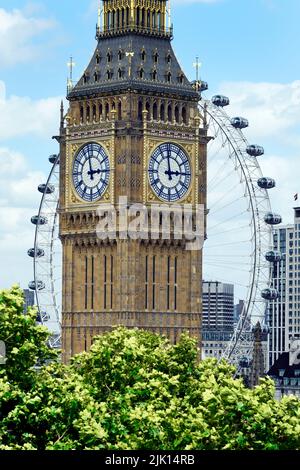 Big Ben (Elizabeth Tower) mit dem London Eye im Hintergrund fotografiert vom Dach der Westminster Abbey, London, England, Großbritannien, Europa Stockfoto