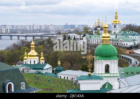 Blick auf die goldgedeckten Kirchen von Kiev Pechersk Lavra, UNESCO-Weltkulturerbe, Kiew (Kiew), Ukraine, Europa Stockfoto