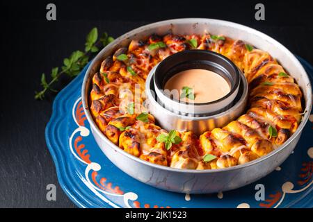 Food for Party Konzept Bio hausgemachte Pull auseinander Pizzaring auf schwarzem Hintergrund mit Kopierplatz Stockfoto