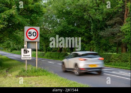 Fahrzeug fährt in Richtung 50mph und Blitzerkameras auf einer Straße in der Region von Héshire, England, Großbritannien, Europa Stockfoto