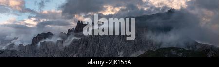 Panorama eines Sonnenaufgangs mit niedrigen Wolken in den Dolomiten von Lastoni di Formin und Croda da Lago, Venetien, Italien, Europa Stockfoto