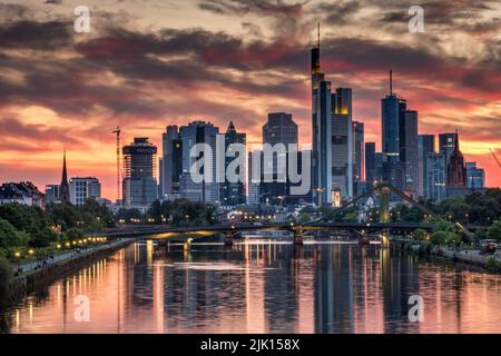 Sonnenuntergang über dem Main und der Frankfurter Skyline, Frankfurt, Hessen, Deutschland, Europa Stockfoto