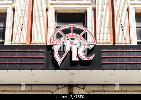 Das Vic ist ein Veranstaltungsort im Lake View-Viertel von Chicago mit einer Kapazität von 1.400 Personen, wo Musik- und Filmveranstaltungen stattfinden. Stockfoto