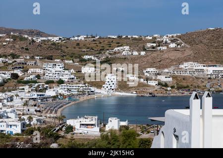 Die Bucht am Ornos Strand von einem Hügel aus, Mykonos, die Kykladen, die Ägäis, griechische Inseln, Griechenland, Europa Stockfoto