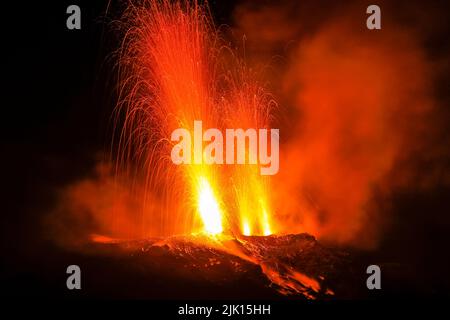Lavabomben brechen aus mehreren Quellen auf diesem Vulkan aus, der seit mindestens 2000 Jahren aktiv ist, Stromboli, Äolische Inseln, UNESCO, Sizilien, Italien Stockfoto