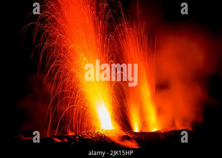 Lavabomben brechen aus mehreren Schloten auf dem Vulkan aus, der seit mindestens 2000 Jahren aktiv ist, Stromboli, Äolischen Inseln, UNESCO-Weltkulturerbe, Sizilien, Italien Stockfoto