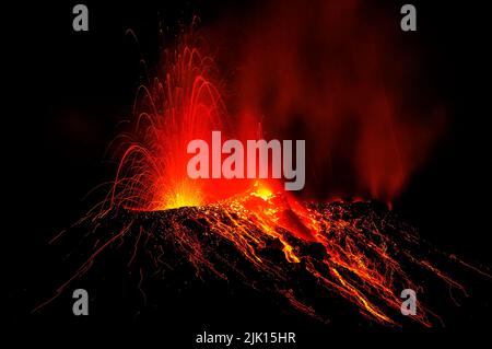 Lavabomben brechen aus mehreren Schloten auf dem Vulkan aus, der seit mindestens 2000 Jahren aktiv ist, Stromboli, Äolischen Inseln, UNESCO-Weltkulturerbe, Sizilien, Italien Stockfoto
