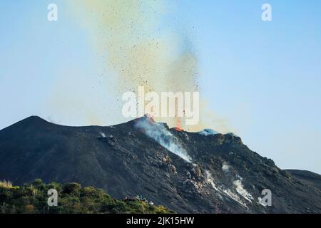 Lavabomben brechen aus mehreren Schloten auf dem Vulkan aus, der seit mindestens 2000 Jahren aktiv ist, Stromboli, Äolischen Inseln, UNESCO-Weltkulturerbe, Sizilien, Italien Stockfoto