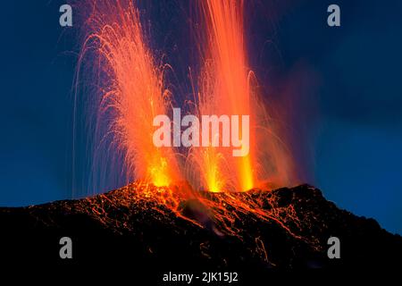 Lavabomben brechen aus mehreren Schloten auf dem Vulkan aus, der seit mindestens 2000 Jahren aktiv ist, Stromboli, Äolischen Inseln, UNESCO-Weltkulturerbe, Sizilien, Italien Stockfoto
