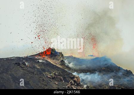 Lavabomben brechen aus mehreren Schloten auf dem Vulkan aus, der seit mindestens 2000 Jahren aktiv ist, Stromboli, Äolischen Inseln, UNESCO-Weltkulturerbe, Sizilien, Italien Stockfoto