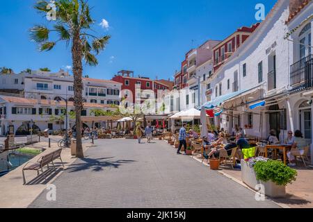 Blick auf bunte Cafés, Restaurants im Hafen gegen blauen Himmel, Cales Fonts, Menorca, Balearen, Spanien, Mittelmeer, Europa Stockfoto