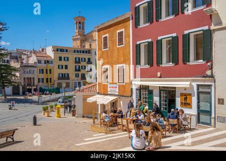 Blick auf die Kirche und das Café Santa Maria de Mao in Placa d'Espanya, Mahon, Menorca, Balearen, Spanien, Mittelmeer, Europa Stockfoto
