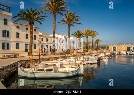 Blick auf Boote und Palmen in der Marina und Häuser in Fornelles, Fornelles, Menorca, Balearen, Spanien, Mittelmeer, Europa Stockfoto