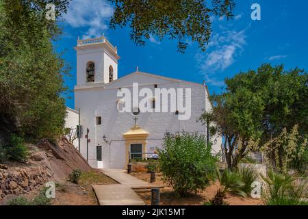 Blick auf die Kirche Sant Marti del Mercadal gegen den blauen Himmel in Es Mercadal, Menorca, Balearen, Spanien, Mittelmeer, Europa Stockfoto