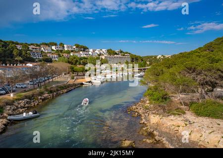 Ansicht von Hotels mit Blick auf Boote am Yachthafen in Cala Galdana, Cala Galdana, Menorca, Balearen, Spanien, Mittelmeer, Europa Stockfoto