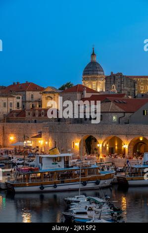 Altstadt und Hafen bei Nacht, UNESCO-Weltkulturerbe, Dubrovnik, Kroatien, Europa Stockfoto