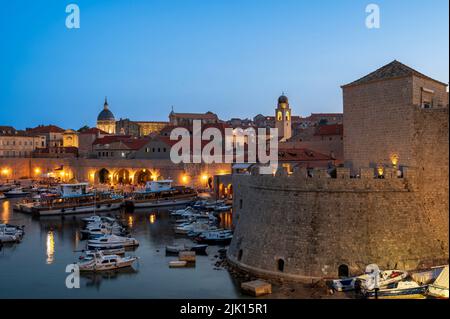 Abendansicht der Stadtmauer und des alten Hafens von Dubrovnik, UNESCO-Weltkulturerbe, Dubrovnik, Kroatien, Europa Stockfoto