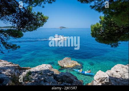 Touristenboot auf der Adria, Cavtat, Dubrovnik Riviera, Kroatien, Europa Stockfoto