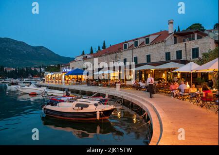 Restaurants am Wasser, Cavtat an der Adria, Cavtat, Dubrovnik Riviera, Kroatien, Europa Stockfoto