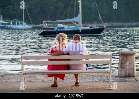 Ein Paar, das den Sonnenuntergang beobachtet, Cavtat an der Adria, Cavtat, Dubrovnik Riviera, Kroatien, Europa Stockfoto