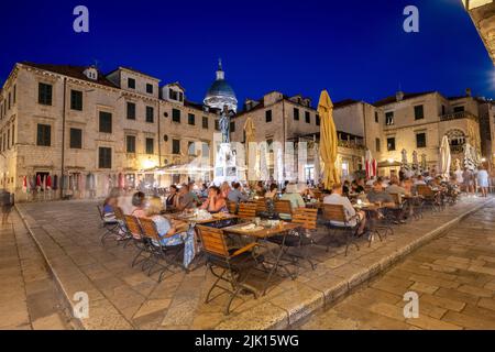 Menschen, die abends in einem Restaurant im Freien in der Altstadt, Dubrovnik, Kroatien, Europa essen Stockfoto