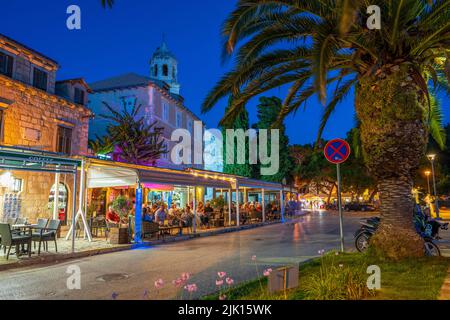 Anzeigen von Restaurants und Kirche in der Dämmerung, Cavtat an der Adria, Cavtat, Dubrovnik Riviera, Kroatien, Europa Stockfoto