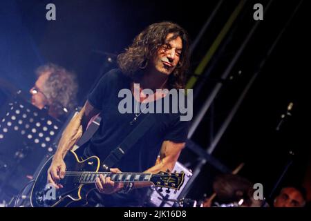 27. Juli 2022, Castelfranco Veneto, Veneto/ Treviso, Italien: Diego Basso Direttore D'Orchestra spielt Queen mit Spezialgast Stef Burns. (Bild: © Mimmo Lamacchia/Pacific Press via ZUMA Press Wire) Stockfoto